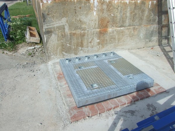 Galvanised manhole cover